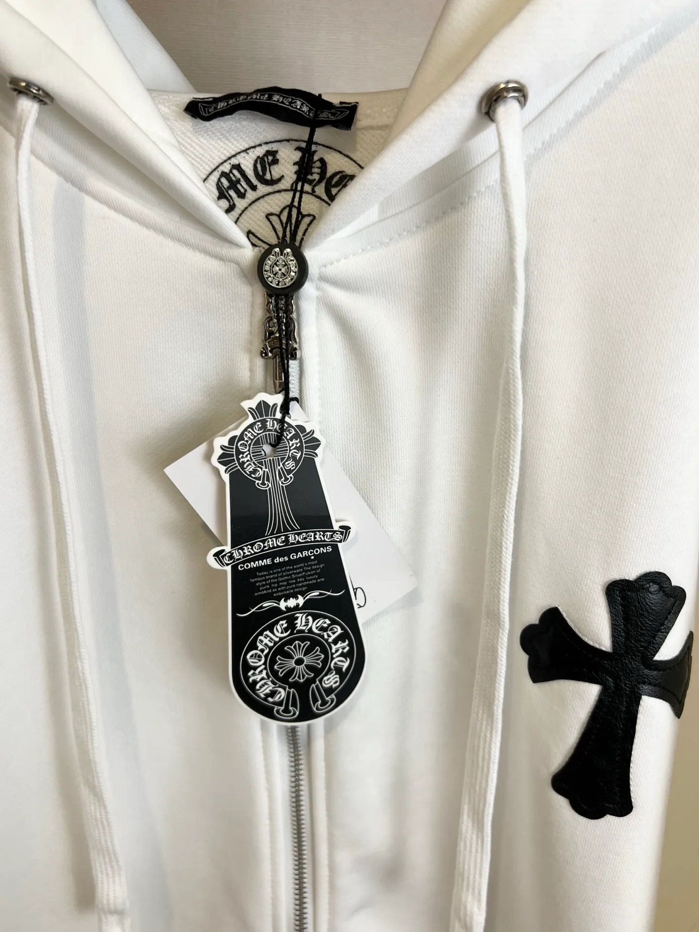P360 Size: S/M/L/XL White/Black Unisex Chrome hearts ❤️Embroidered cross sweatshirt zipper jacket, comfortable and soft fabric, casual and comfortable to wear. The body is embellished with Sanskrit printing of the brand, which adds highlights to the solid color. The loose fit gives people a versatile feeling, and the upper body effect is also very strong. It is a super good-looking one. ⚠️Washing method: Please wrap pure cotton products in a laundry bag on the back for quick machine washing in cold water! ! Do not soak/wash in warm water!